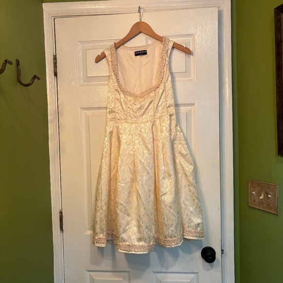 Cream Brocade Dirndl with Lace Apron - Picture 3 of 13